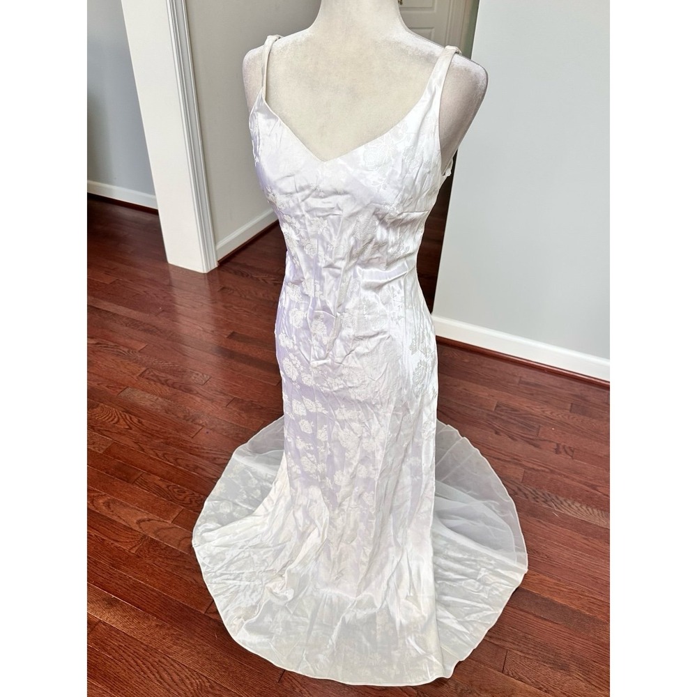 ZUM ZUM by Niki Livas White Embossed Romantic Floral Rose Plunge Gown Dress - Picture 7 of 12